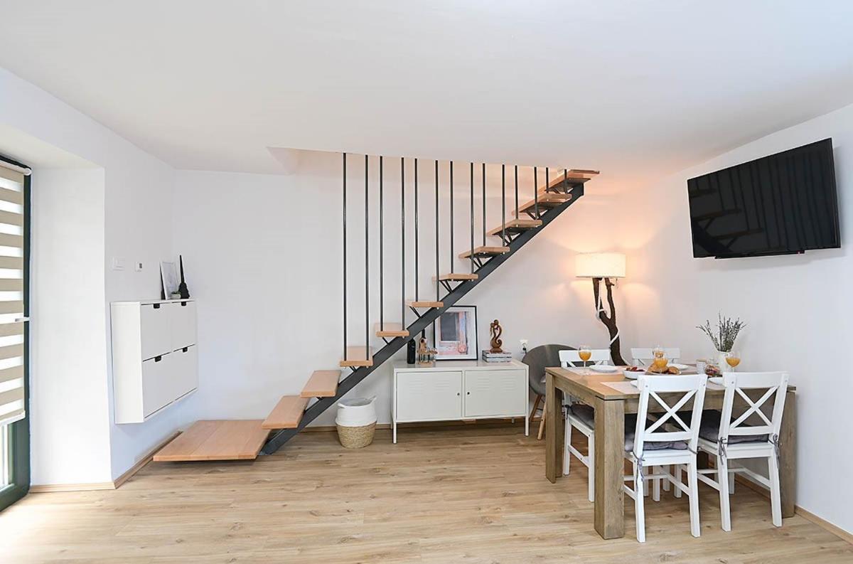 Apartment D & Studio L Dobrinj Dış mekan fotoğraf