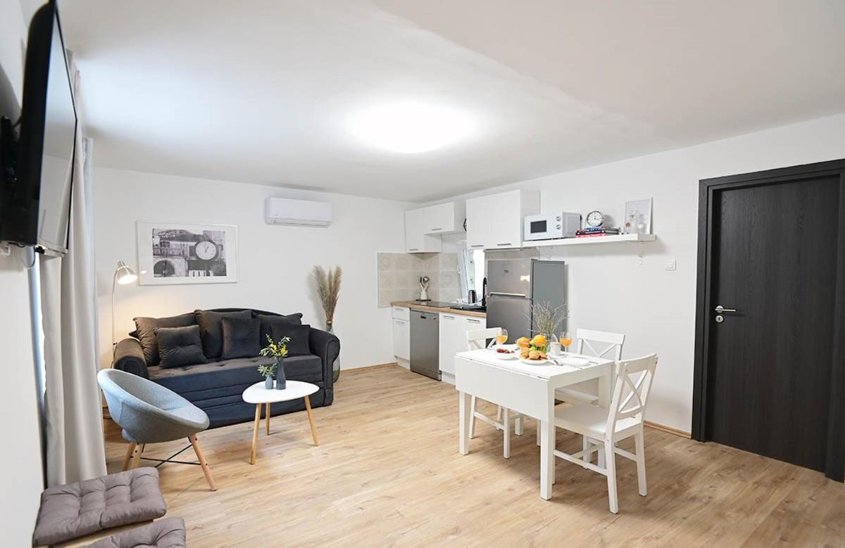 Apartment D & Studio L Dobrinj Dış mekan fotoğraf