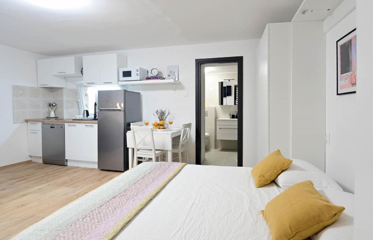 Apartment D & Studio L Dobrinj Dış mekan fotoğraf